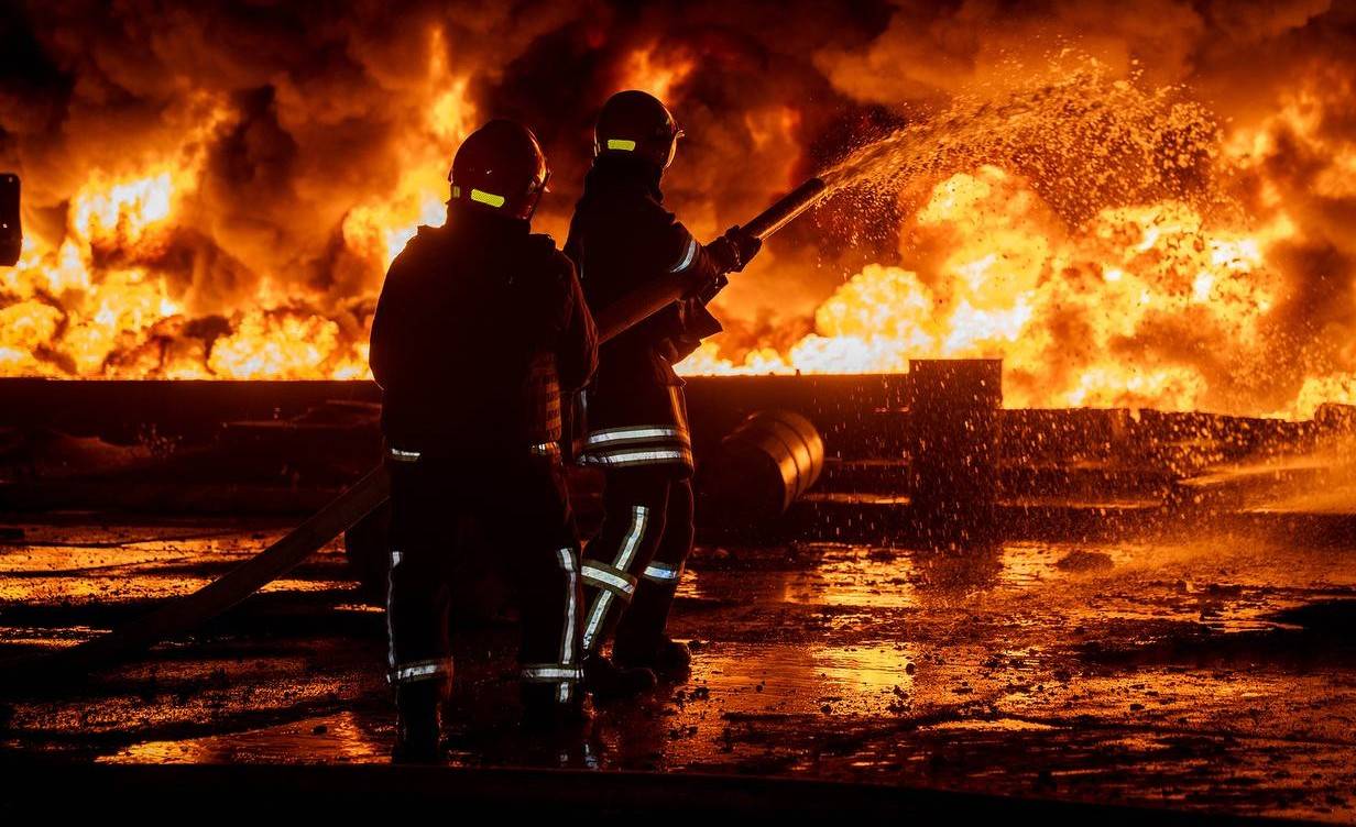 Украински пожарникари гасят пожар, предизвикан от руския терористичен удар Украински пожарникари гасят пожар, предизвикан от руския терористичен удар
